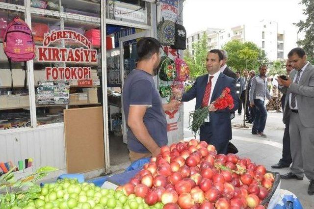 Ahilik Haftası Nedeniyle Esnafa Karanfil Dağıtıldı