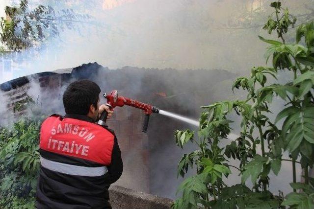 Çarşamba’da Depo Alev Alev Yandı