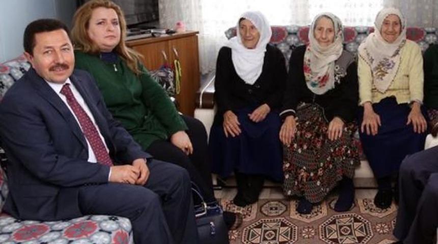 Vali Balkanlıoğlu, &Uuml;&ccedil;&uuml;z Nineleri Ziyaret Etti