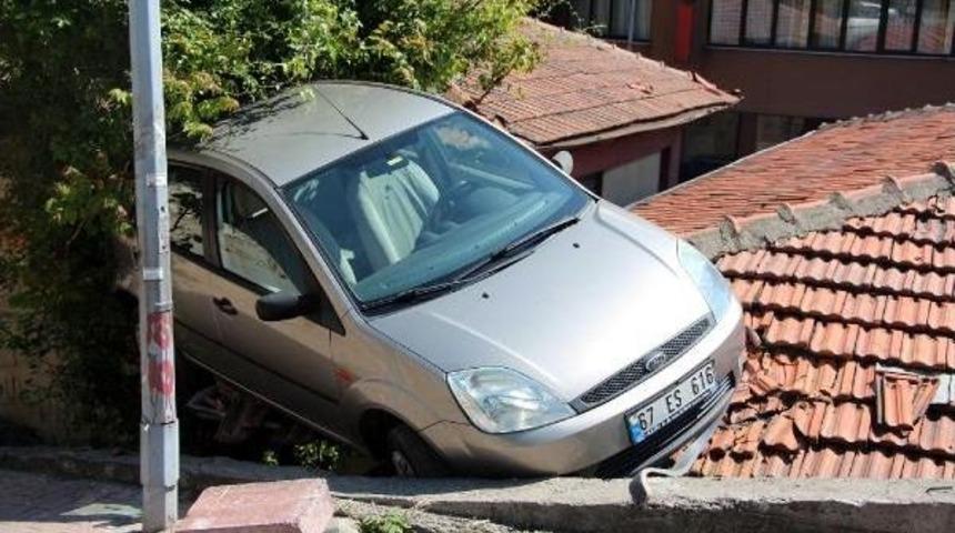 Rampada Geri Ka&ccedil;ırdığı Otomobiliyle &Ccedil;atıya U&ccedil;tu