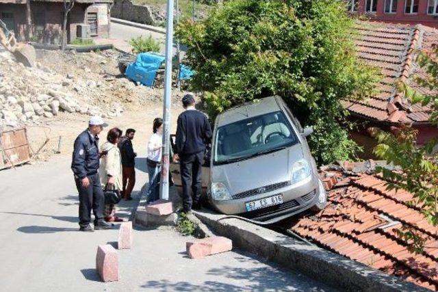 Rampada Geri Kaçırdığı Otomobiliyle Çatıya Uçtu