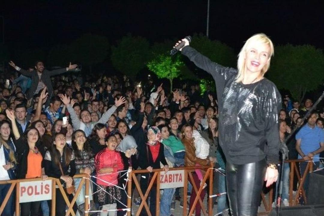 &Ouml;m&uuml;r Gedik Ve Cem &Ouml;zer, Keşan&rsquo;da Gen&ccedil;leri Coşturdu