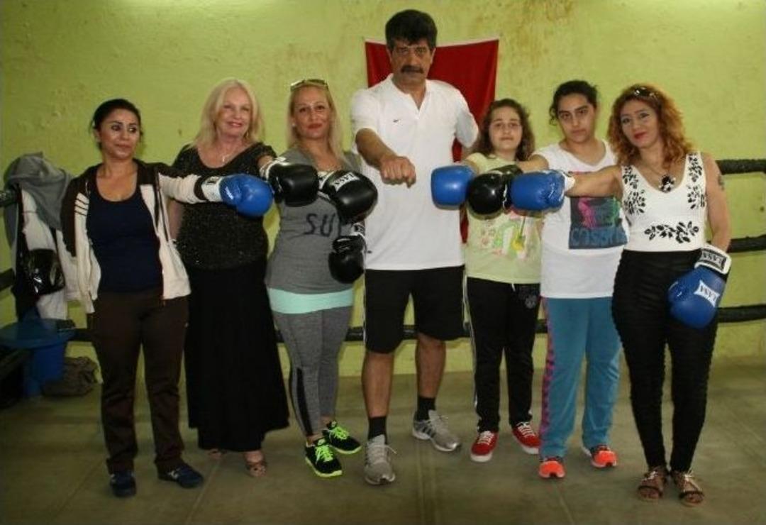 Kadınlar Taciz Ve Saldırıdan Korunmak İ&ccedil;in Boks &Ouml;ğreniyor