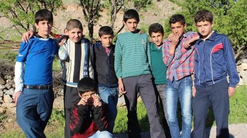 Badem Toplayarak Okul İhtiya&ccedil;larını Gideriyorlar