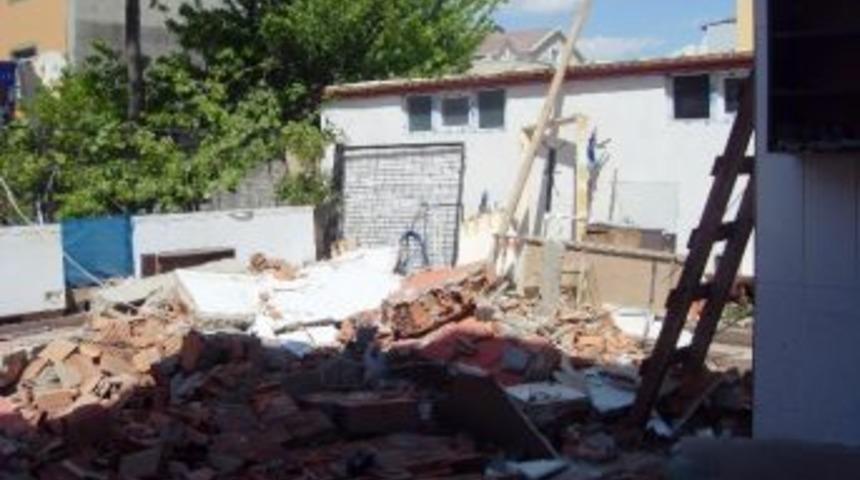 Ruhsatsız İlave Yapı Yıkıldı