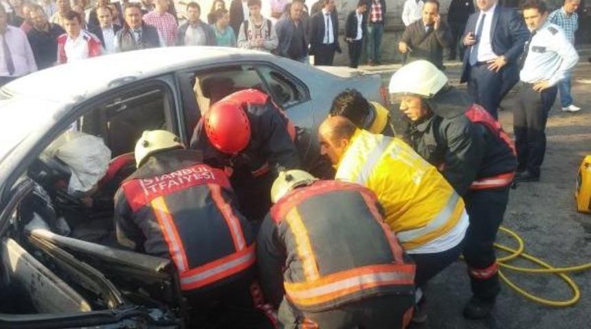 İettotob&uuml;s&uuml; Ile Otomobil Kafa Kafaya &Ccedil;arpıştı: 1 &Ouml;l&uuml;, 1 Ağır Yaralı