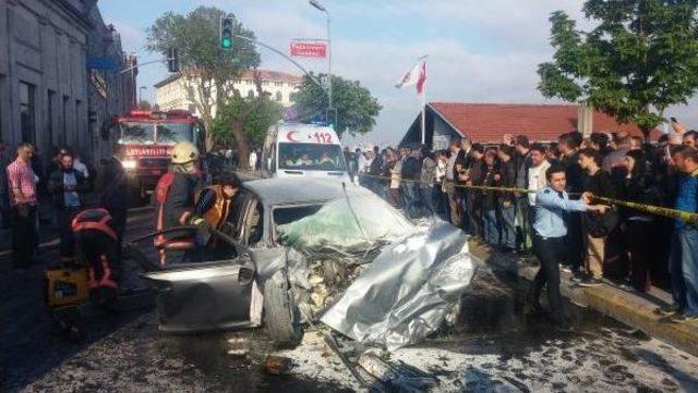 İettotobüsü Ile Otomobil Kafa Kafaya Çarpıştı: 1 Ölü, 1 Ağır Yaralı