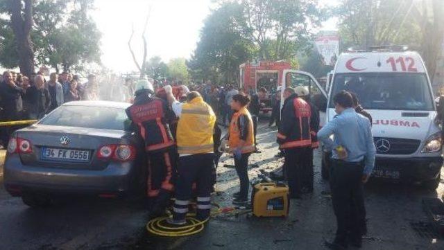 İettotobüsü Ile Otomobil Kafa Kafaya Çarpıştı: 1 Ölü, 1 Ağır Yaralı