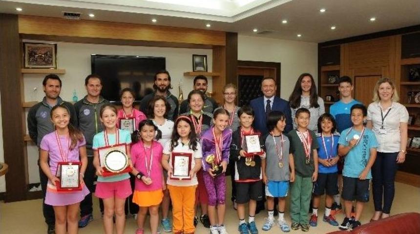 A&uuml; Spor Kul&uuml;b&uuml;&rsquo;nden Rekt&ouml;r Kurtcephe&rsquo;ye Ziyaret