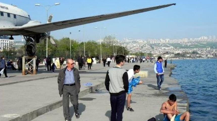 Kanadı Tramplen Olan U&ccedil;ak Sahilden Uzaklaştırılacak