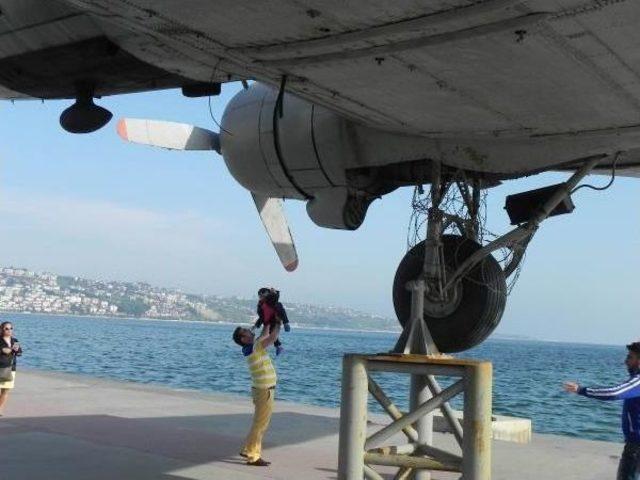 Kanadı Tramplen Olan Uçak Sahilden Uzaklaştırılacak