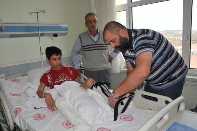 Engelli Torununu B&uuml;y&uuml;t&uuml;p, Y&uuml;r&uuml;mesi I&ccedil;in Ameliyat Ettirdi 2