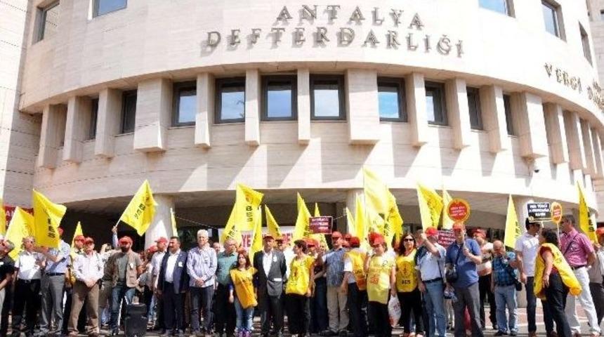 Antalya Defterdarlığında 1 G&uuml;nl&uuml;k Grev