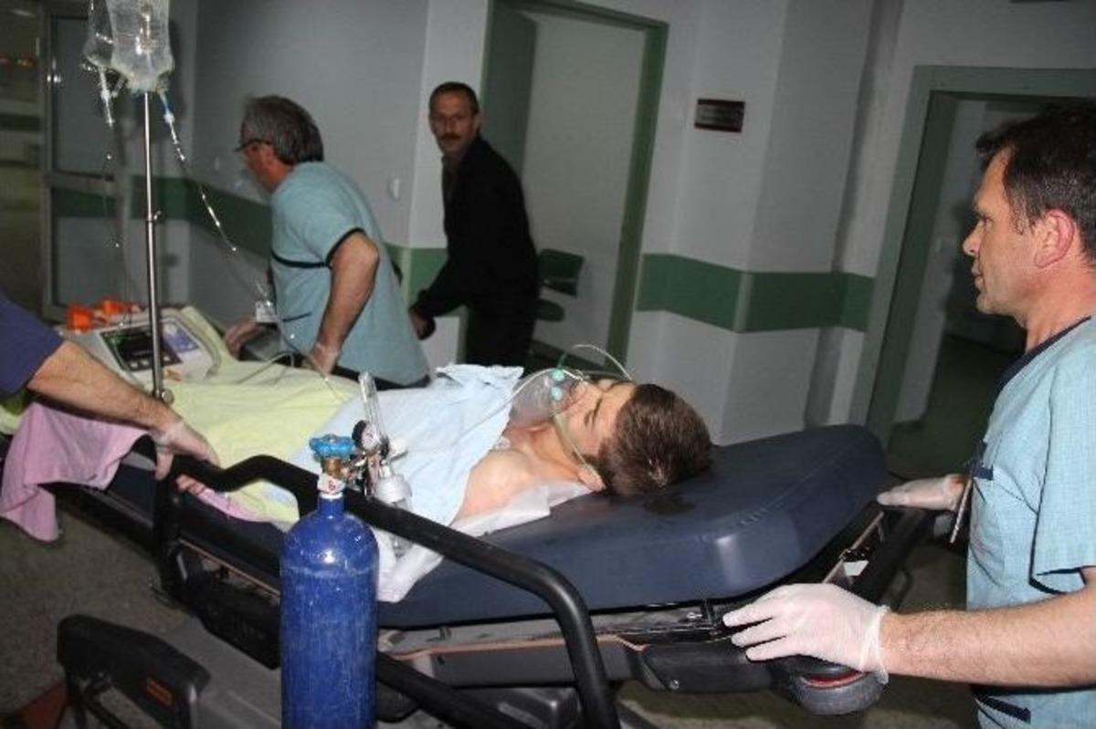 Liseli Kız Erkek Arkadaşını Bı&ccedil;akla Ağır Yaraladı
