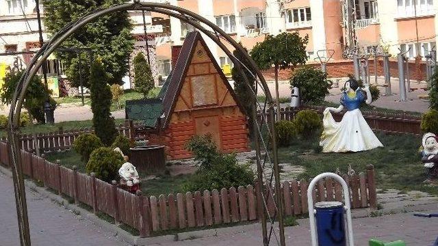 Pamuk Prenses Ve 4 C&uuml;celer 1