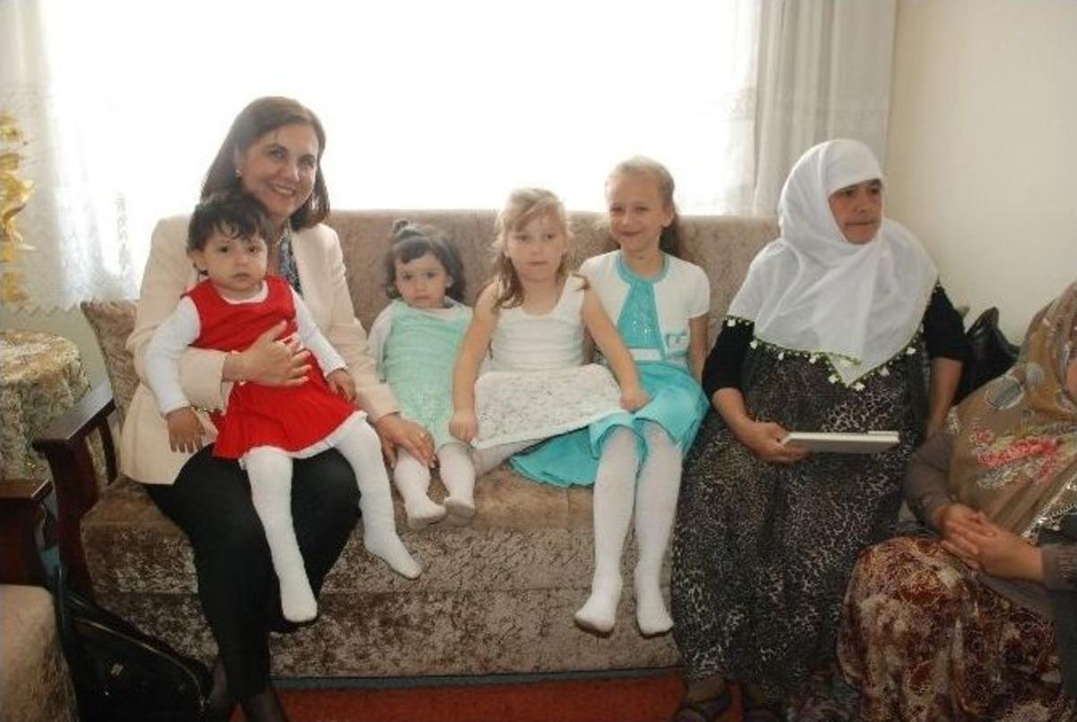 Muttalipli Kadınlar Usluer&rsquo;e Y&ouml;resel Kıyafetlerinden Hediye Etti
