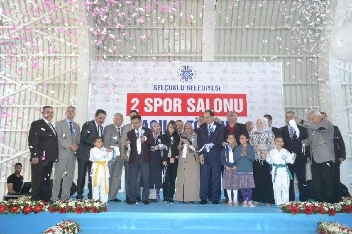 Sel&ccedil;uklu&rsquo;da İki Okula İki Spor Salonu