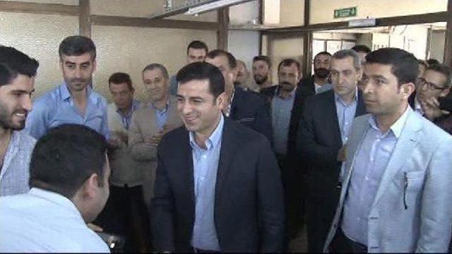 Demirtaş Kapısına Polisin Gelmesini Anlattı, Erdoğan a Cevap Verdi 1