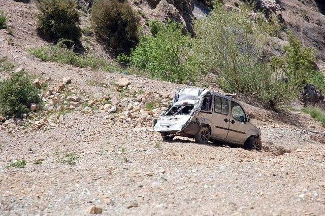 Uçuruma Giden Otomobilden Son Anda Atladı