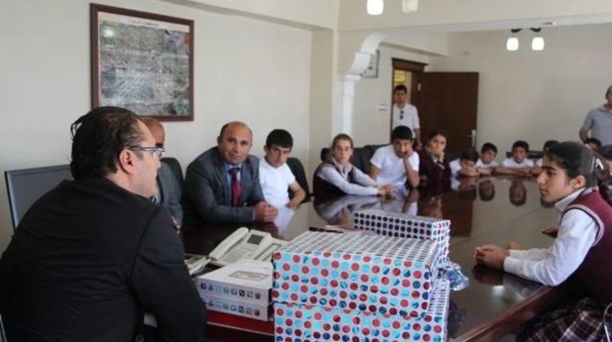 Kaymakam Arıkan &Ouml;ğrencilerin Mektuplarına Hediyelerle Cevap Verdi