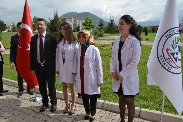 Eczacılık Fakültesinde 55 Öğrenci Önlüklerini Giydi G4