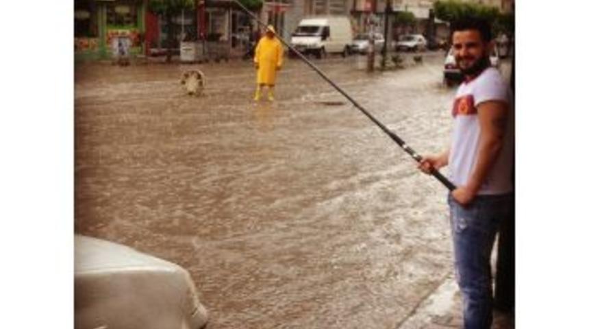 Cadde Ve Sokakları Su Bastı, Tepki İ&ccedil;in Suya Olta Attı