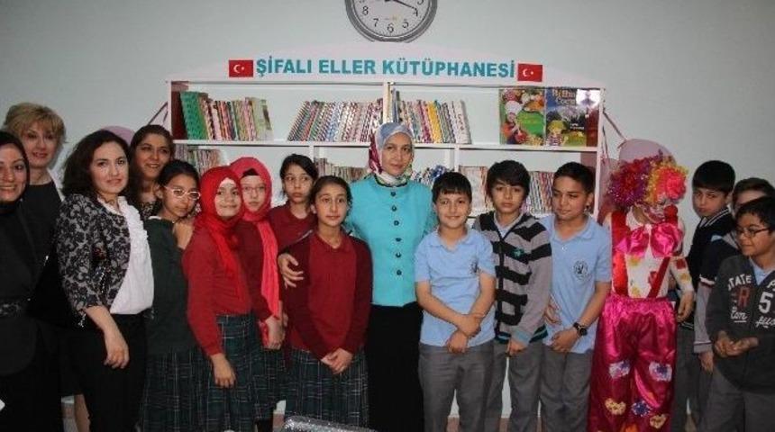 Hastanede Yatan &Ccedil;ocuklara K&uuml;t&uuml;phane Hizmeti