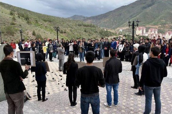 Gümüşhane’de Üniversite Öğrencileri Soma Maden Şehitlerini Andı G3