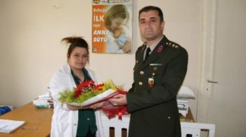 Kulu&rsquo;da Jandarmadan Hemşirelere &Ccedil;i&ccedil;ek