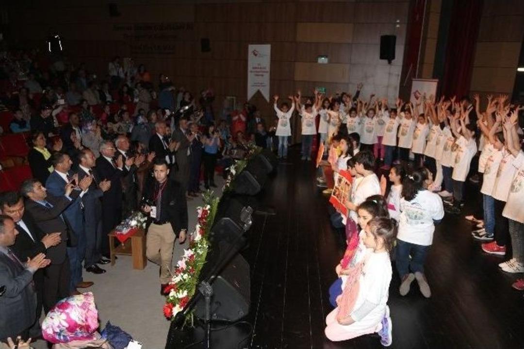 Engelliler S&ouml;yledi, Salon Ayakta Alkışladı