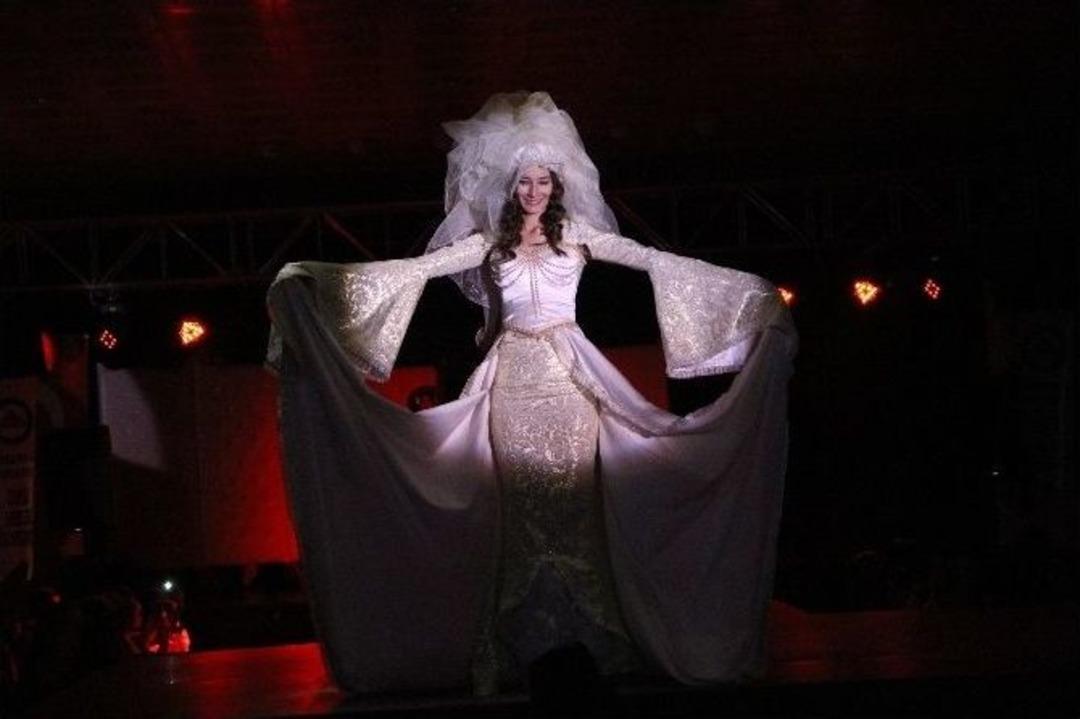 G&ouml;z Kamaştıran Defile