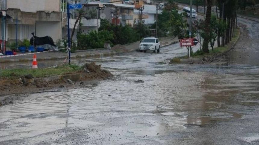Yarım Saat S&uuml;ren Yağmur Kuşadası&rsquo;nı Vurdu