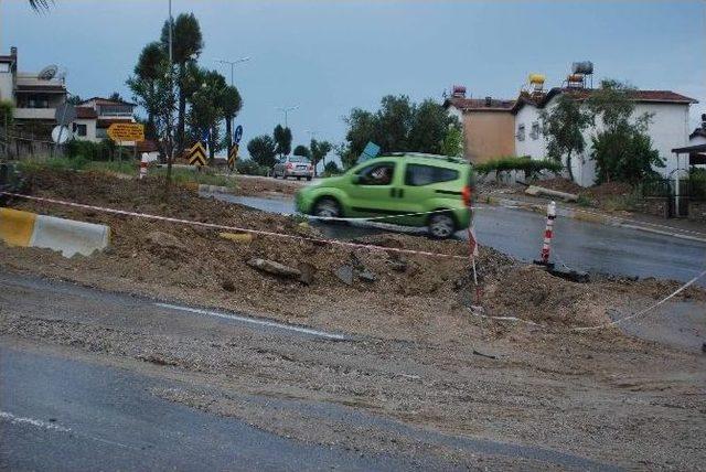 Yarım Saat Süren Yağmur Kuşadası’nı Vurdu