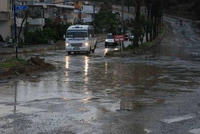 Yarım Saat Süren Yağmur Kuşadası’nı Vurdu