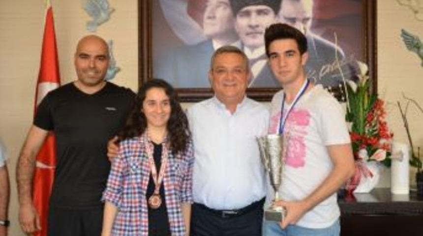 Şampiyonlardan Başkan Kayalı&rsquo;ya Ziyaret