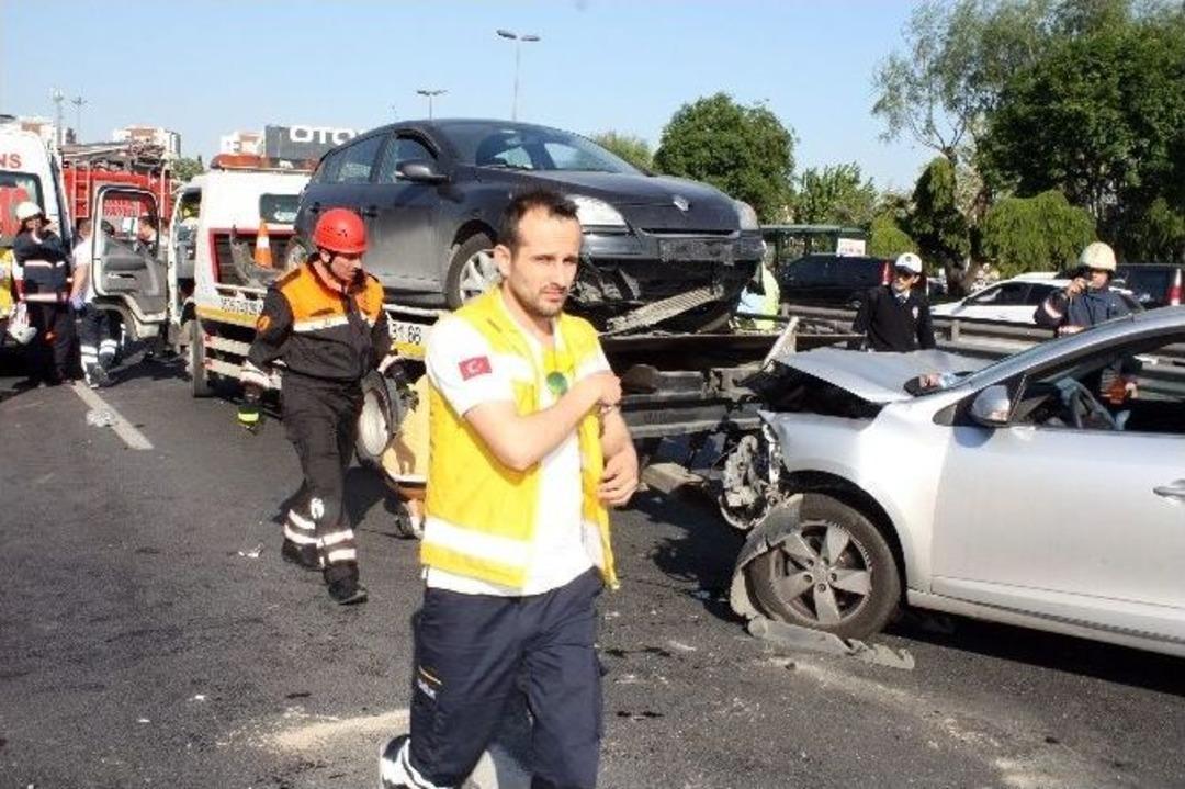 Direksiyon Hakimiyetini Kaybeden S&uuml;r&uuml;c&uuml; Metrob&uuml;s Bariyerine &Ccedil;arptı: 1 Yaralı