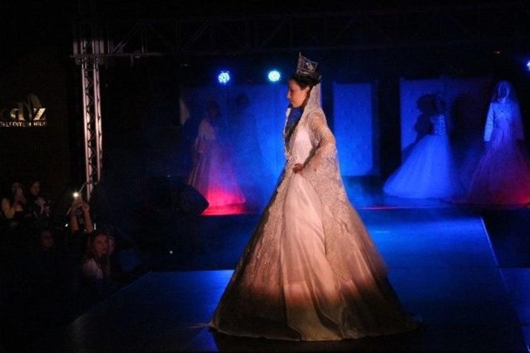 Gediz&rsquo;de &ldquo;eskigediz&rsquo;den Yeni Gediz&rsquo;e Giysi Ser&uuml;veni&rdquo; Defilesi