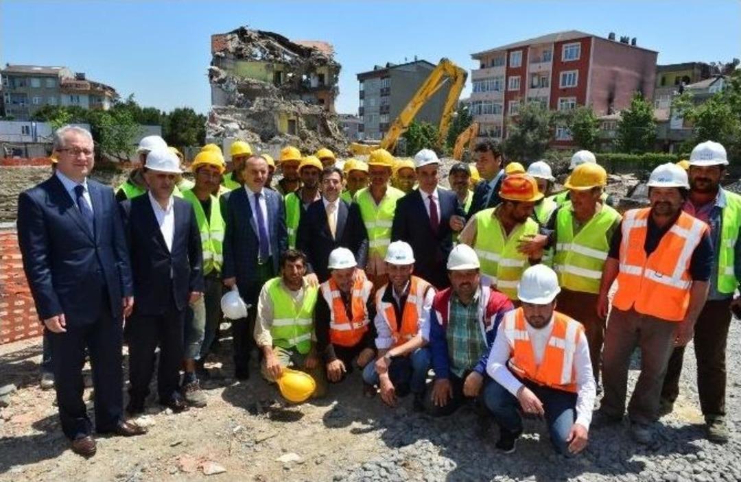 Bakan G&uuml;ll&uuml;ce Kentsel D&ouml;n&uuml;ş&uuml;m Alanlarını İnceledi, Yıkım &Ccedil;alışmalarını İzledi