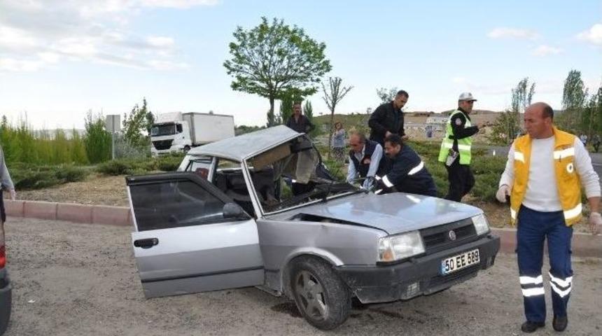 Kamyon İle &Ccedil;arpışan Otomobilde Sıkışan S&uuml;r&uuml;c&uuml; Feci Şekilde Can Verdi