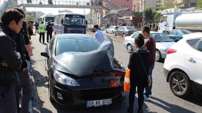 Yolun Karşısına Ge&ccedil;meye &Ccedil;alışan &Ouml;ğrenciye Otomobil &Ccedil;arptı