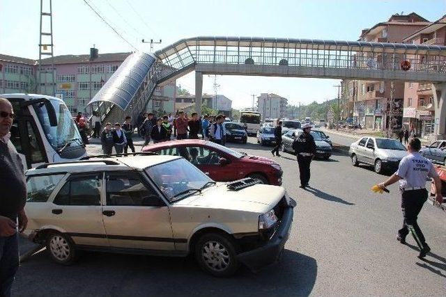 Yolun Karşısına Geçmeye Çalışan Öğrenciye Otomobil Çarptı