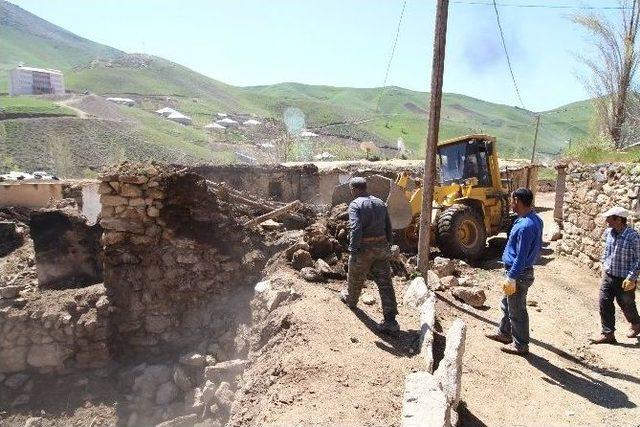 (özel Haber) Yüksekovalı Duman Ailesine Yardım Eli Uzandı