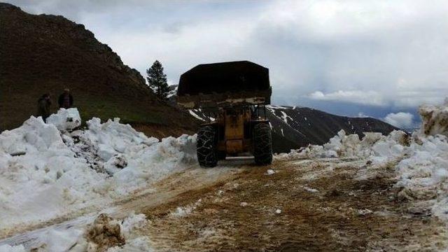 Erzurum’da Mayıs Ayında Karla Mücadele Devam Ediyor