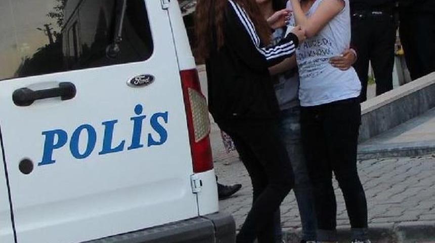 Bı&ccedil;akla Kovalanan Kızın G&ouml;zyaşları