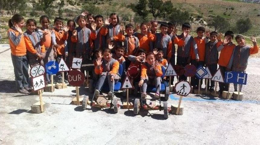 &Ouml;ğrenciler Ağa&ccedil;tan Yaptıkları Ara&ccedil;la Trafik Kurallarını &Ouml;ğreniyor