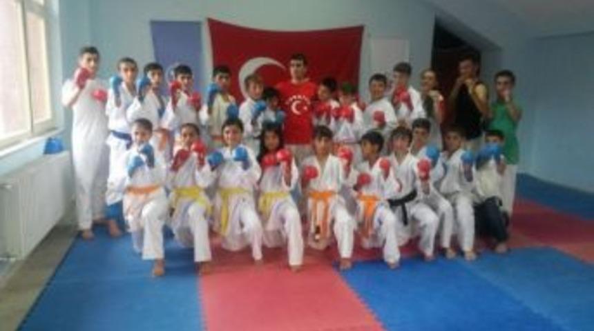 Başkan Sertoğlu Şampiyonaya Katılacak Karatecilere Destek Oldu