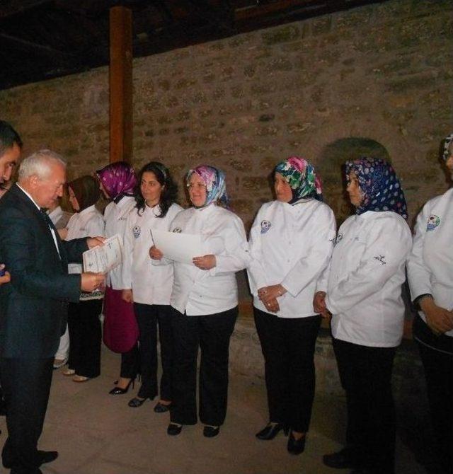 Aş&ccedil;ı Yardımcıları Kurs Bitirme Belgelerini Teslim Aldı 1