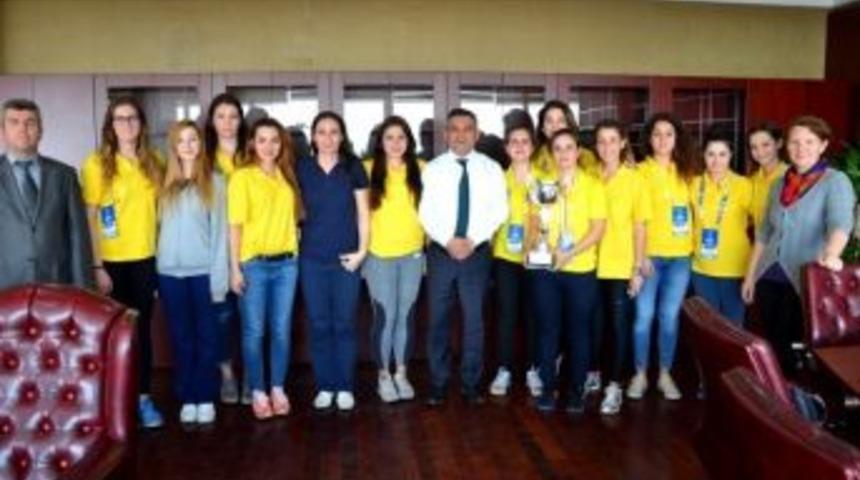 &Ccedil;om&uuml; Kadın Basketbol Takımı&rsquo;ndan Rekt&ouml;r Acer&rsquo;e Ziyaret