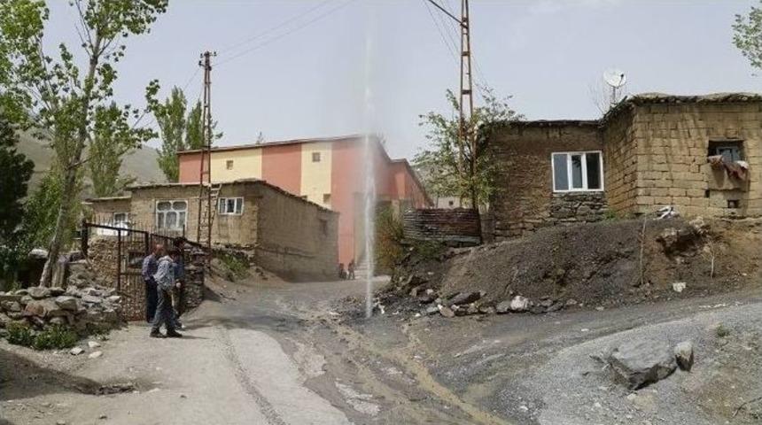 Hakkari&rsquo;de Su Şebekesi Hattı Patladı
