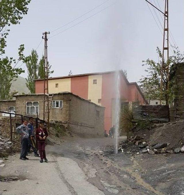 Hakkari’de Su Şebekesi Hattı Patladı